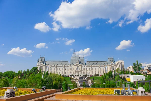 Palace Culture Iasi City Romania Green Park Blue Sky Background — Stock Photo, Image