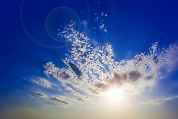 Blauwe Hemel Met Prachtige Wolken Zonnestralen — Stockfoto