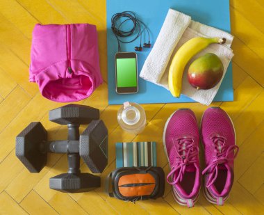 egzersiz veya egzersiz için öğeleri ahşap zemin üzerinde yer