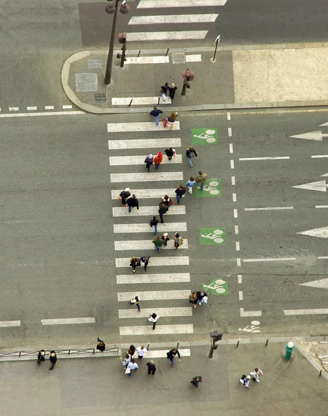 Vista aérea de personas cruzando la calle en cebra. escena de ciudad — Foto de Stock