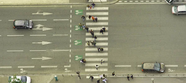 ゼブラに通りを渡る人々 の空撮 都市のシーン — ストック写真