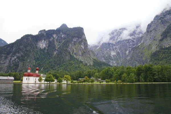 Kościół Bartłomieja Niemczech Bawarii Widok Jeziora Königssee — Zdjęcie stockowe