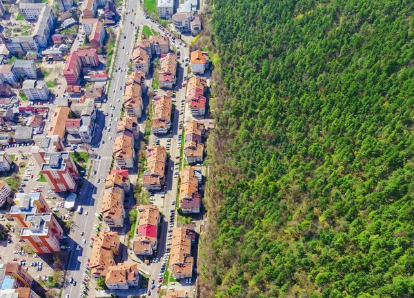 Пташиного польоту половина ліс і місто Нямц Piatra, Румунія. — стокове фото