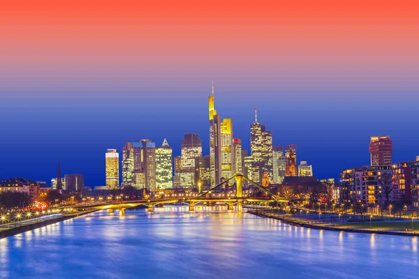 フランクフルトはドイツの主要都市です。グラデーションの空の夜のシーン — ストック写真