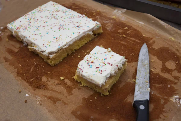 Keks Mit Sahne Und Messer Leckeres Dessert — Stockfoto