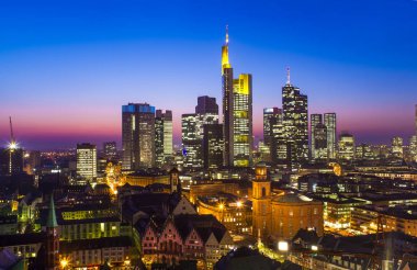 gün batımında Frankfurt Ana şehir manzarası