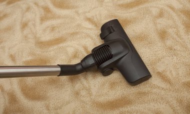 Boşluk temizleyicisi ve toz dolu halı tabanı