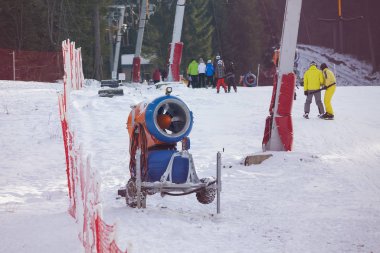 Kışın kayak pisti için kar topu