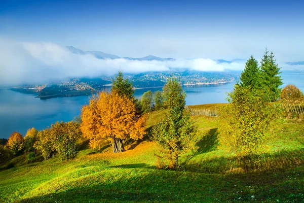 Bicaz Gölü Dağ Manzarasında Sonbahar Manzarası — Stok fotoğraf