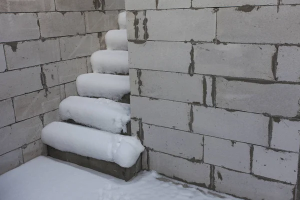 Новий Будинок Будівництві Снігом Сходах Зимова Сцена — стокове фото