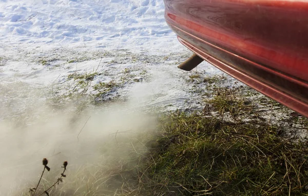 芝生の上で車の煙による汚染 エココンセプト — ストック写真