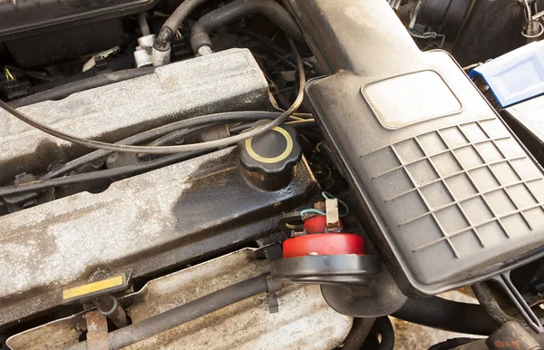 Bil Motor Med Oljeläckage Koncept För Automatisk Service — Stockfoto