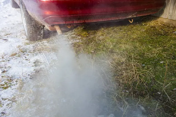 Vervuiling Met Autorook Het Gras Ecologisch Concept — Stockfoto