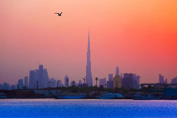 Puesta de sol en la ciudad de Dubai. Emiratos Árabes Unidos Imagen de stock