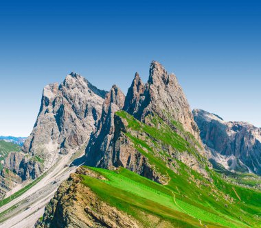 Dağ beyaz arka planda izole edilmiş. Seceda, İtalya Dolomitleri A