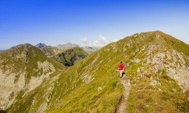 Dağ yolunda yürüyen bir kadın. Fagaras, Romanya
