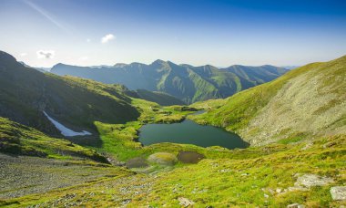 Romanya 'nın Fagaras dağlarında Capra Gölü
