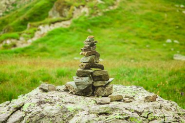 Dağdaki yol için işaret olarak taş yığını