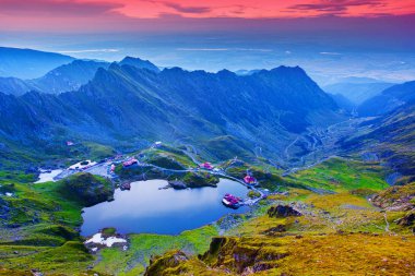 Gün batımında Romanya dağı. Fagaras Balea Gölü ve Transfagarasa