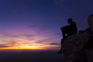 İnsan günbatımında düşünür