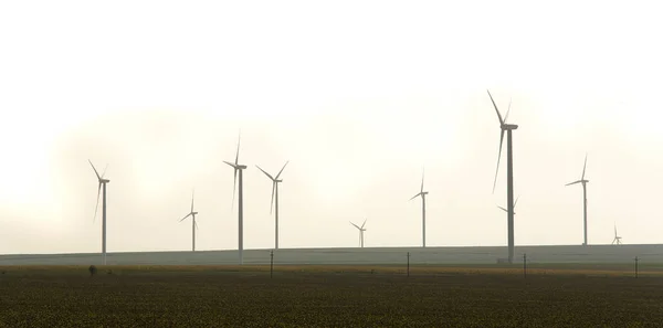 Windmolen elektriciteitscentrale geïsoleerd op witte achtergrond — Stockfoto