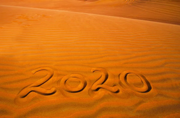 2020 Year Written Desert Sand — Stock Photo, Image
