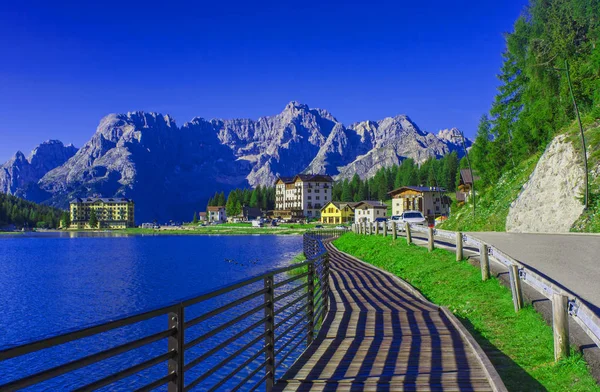 Jezero Misurina v regionu Dolomity, Itálie krajina — Stock fotografie