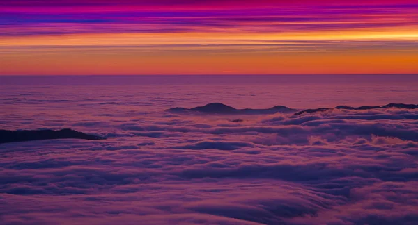 美丽的日落或日出 五彩斑斓的天空 云海映衬着高山 — 图库照片