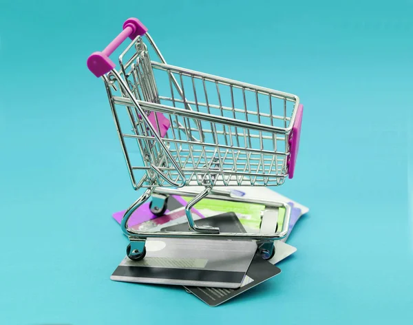 Concept de shopping avec panier supermarché sur carte de crédit avec pi — Photo