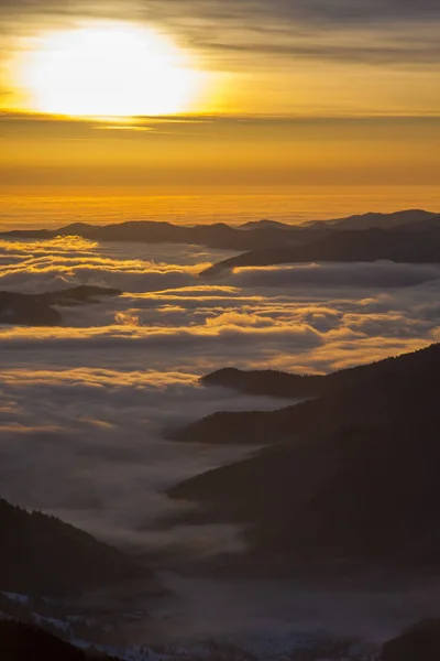 Ηλιοβασίλεμα Και Ομίχλη Στο Ορεινό Τοπίο — Φωτογραφία Αρχείου