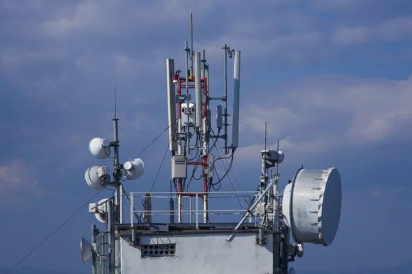 Byggnad Med Radioantenn För Signalöverföring — Stockfoto