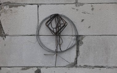 Demir teller duvarda kaldı, inşaat alanında.