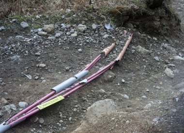 Yere elektrik kabloları döşenmiş. tehlike kavramı
