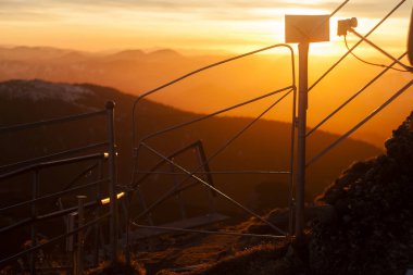 Gün batımında kapı ve demir çit