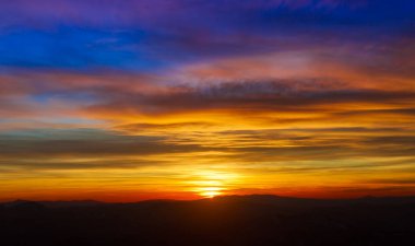 Güzel gün batımı gökyüzü ve bulutlar