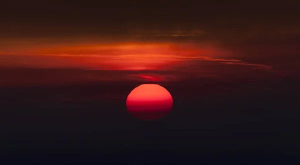 Sol Pôr Sol Céu Com Nuvens Vermelhas — Fotografia de Stock