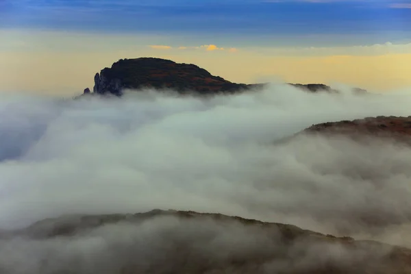 Вершина Околасул Маре 1907М Над Облаками Румыния — стоковое фото