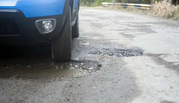 Pneu Carro Estrada Danificada Com Furo Asfalto Conceito Acidente Manutenção — Fotografia de Stock