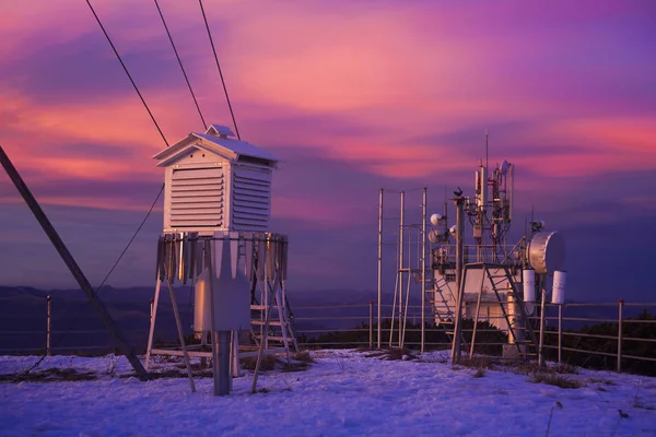 Estación Meteorológica Atardecer Paisaje Montaña — Foto de Stock