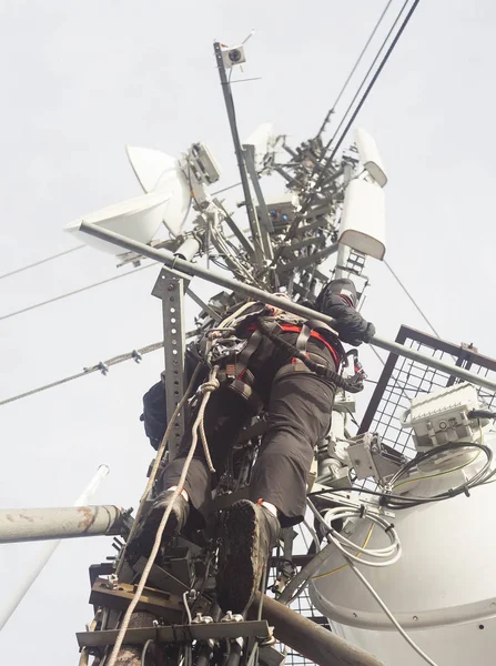 电工爬上电线杆修理天线 — 图库照片