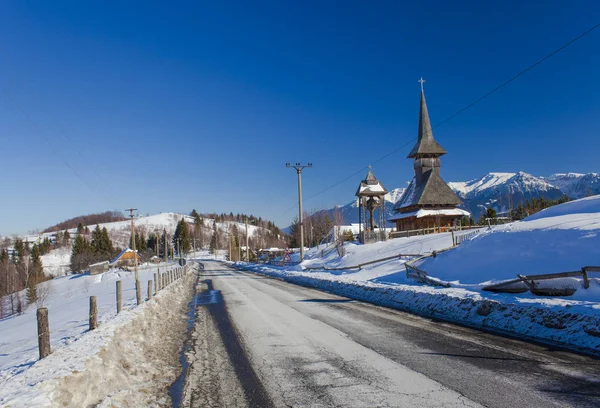 Igreja Estrada Paisagem Inverno Drumul Carului Roménia — Fotografia de Stock