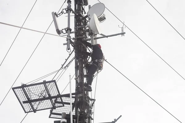 Homme Électricien Grimpant Sur Poteau Pour Réparer Antenne — Photo