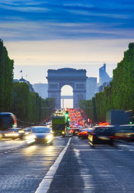 Paris 'te araba trafiği. Sokak trafiğinin uzun pozlama fotoğrafı