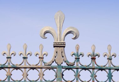demir çitin üzerindeki fleur de lis sembolü