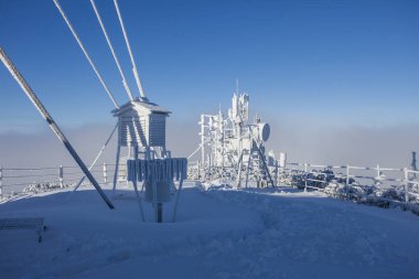 Kış manzarasındaki meteoroloji istasyonu. Ceahlau, Romanya