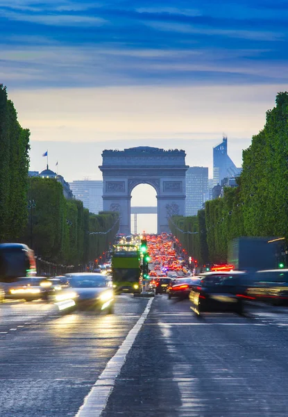 Tráfico de coches en la ciudad de París. Foto de larga exposición del tráfico público — Foto de Stock