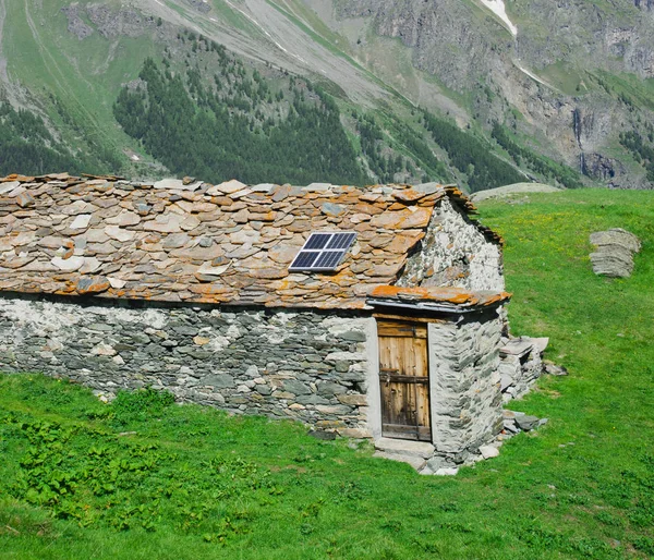 Steinhaus Mit Sonnenkollektor Für Erneuerbare Energien — Stockfoto