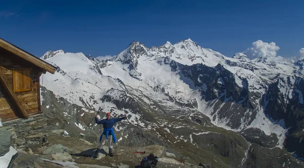 Uomo Felice Nelle Alpi Montagne Del Gran Paradiso Grivola Peak — Foto Stock