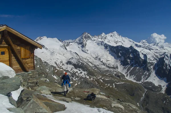 Uomo Nelle Alpi Montagne Del Gran Paradiso Grivola Peak Italia — Foto Stock