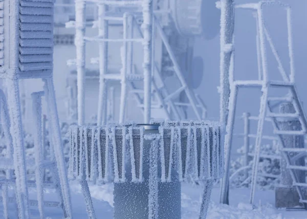 冬の氷と沈殿物のための気象観測装置 — ストック写真